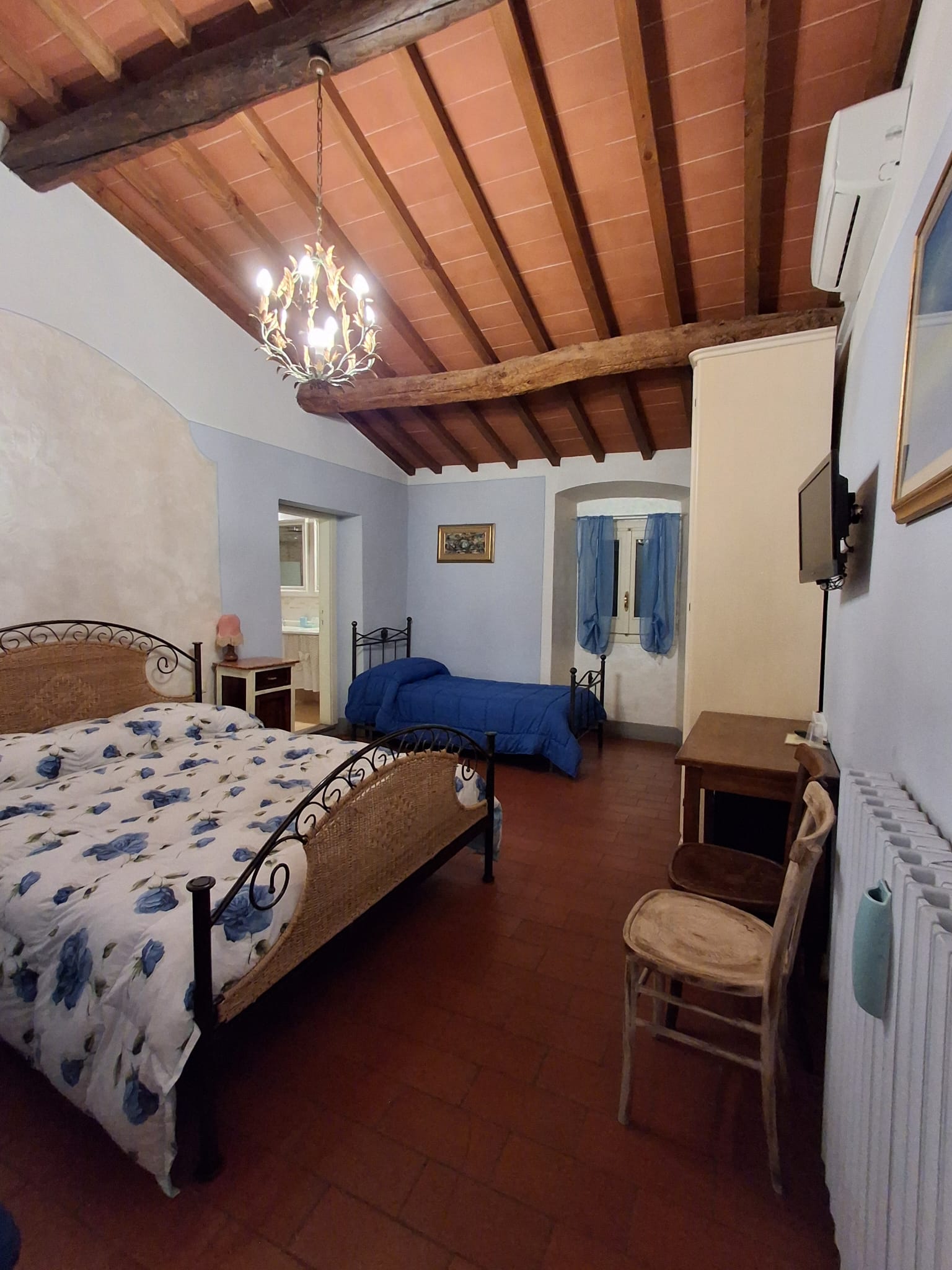 Camera matrimoniale accogliente con arredi in legno