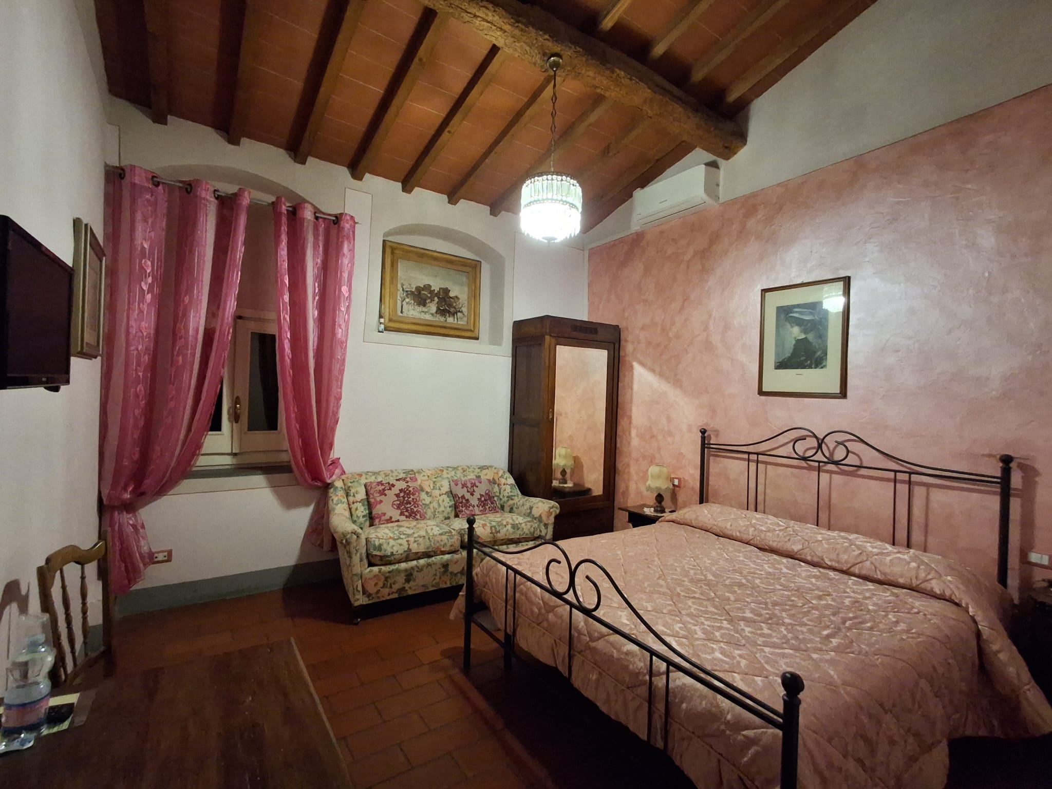 Camera matrimoniale accogliente con arredi in legno