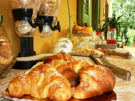Tavola della colazione con luce del mattino in Toscana